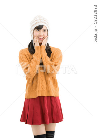 セーターを着て立っている若い女性の上半身の白バックポーズ 18232933