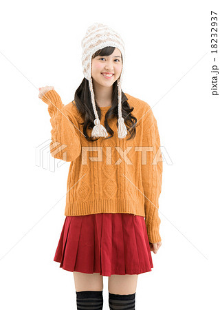 セーターを着て立っている若い女性の上半身の白バックポーズ 18232937