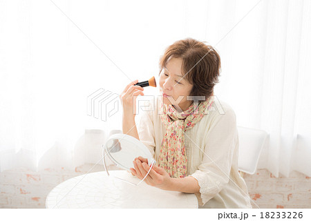 シニア女性のビューティーイメージ 18233226