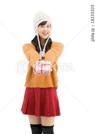 セーターを着て立っている若い女性の上半身の白バックポーズ セーターを着て立っている若い女性の上半身の白バックポーズ 18233325