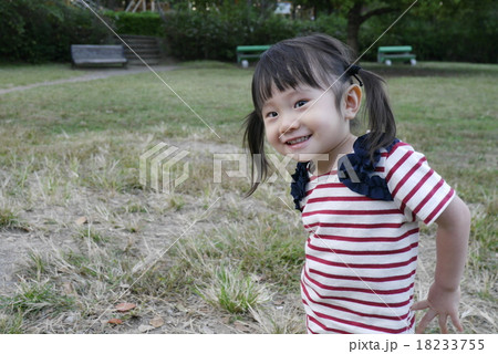 二歳 女の子 笑顔の写真素材