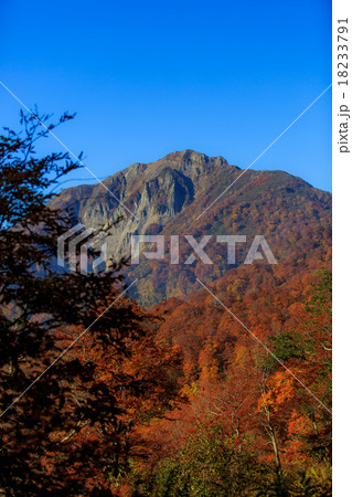 紅葉と雨飾山1 18233791