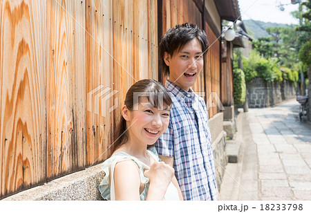 京都観光する若いカップル 18233798
