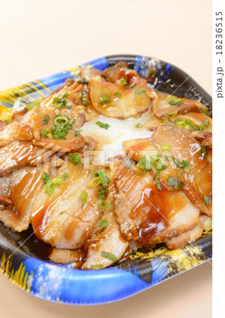おいしい温玉チャーシュー丼弁当 18236515