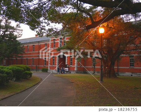 夕暮れの熊本第五高等学校記念館 18236755