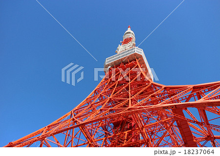 東京旅行で東京タワーの真下から快晴の空を見上げる 東京旅行で東京タワーの真下から快晴の空を見上げる 18237064