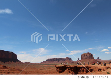 自然の驚異的な地層で有名なアメリカの原風景 モニュメントバレー 自然の驚異的な地層で有名なアメリカの原風景 モニュメントバレー 18237071