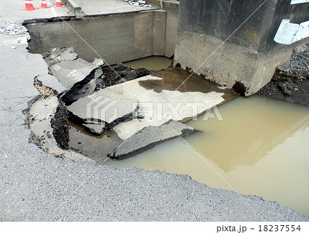 水害で損壊した道路 18237554