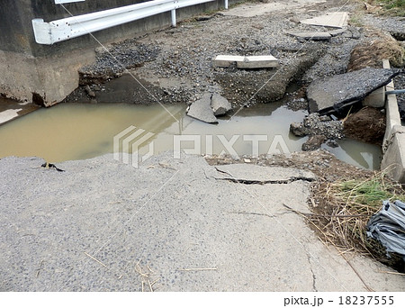 水害で損壊した道路 水害で損壊した道路 18237555