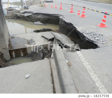 水害で損壊した道路 18237556