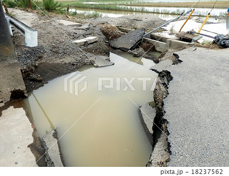 水害で損壊した道路 水害で損壊した道路 18237562