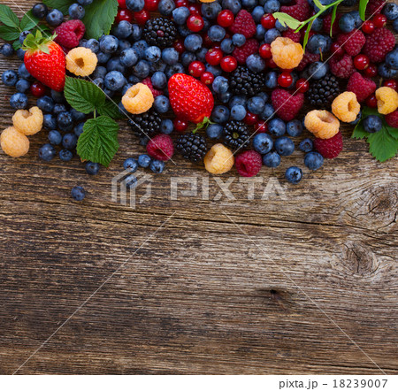background of fresh berries 18239007