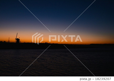 印旛沼の夕闇 18239207