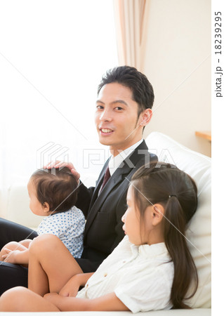 an affectionate father　1 year old & 6 years old 18239295