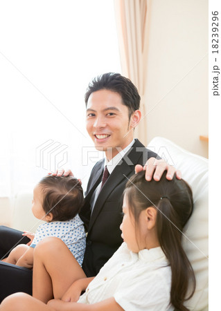 an affectionate father　1 year old & 6 years old 18239296