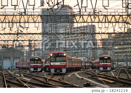 夕焼けをバックに車両基地を出発する京急1000型電車の写真素材