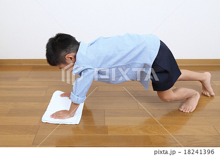雑巾がけをする子供の写真素材