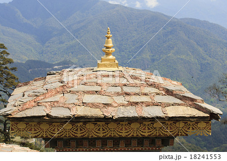 ブータン、ドチュラ峠のチョルテン（仏塔） 18241553