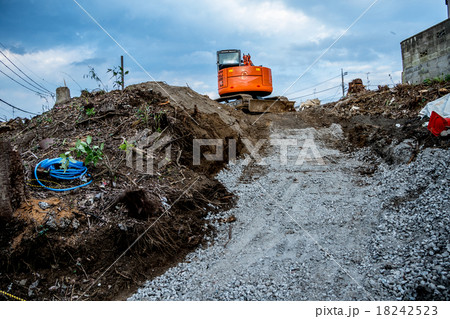 工事現場　環境破壊　ショベルカー　重機　解体　破壊　都市開発　土地　建築　建設　解体 18242523