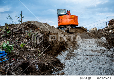 工事現場　環境破壊　ショベルカー　重機　解体　破壊　都市開発　土地　建築　建設　解体 18242524