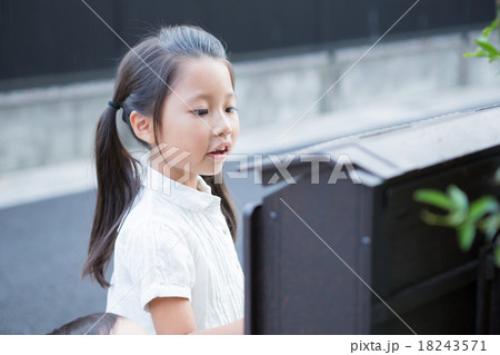 an affectionate father　 6 years old 18243571