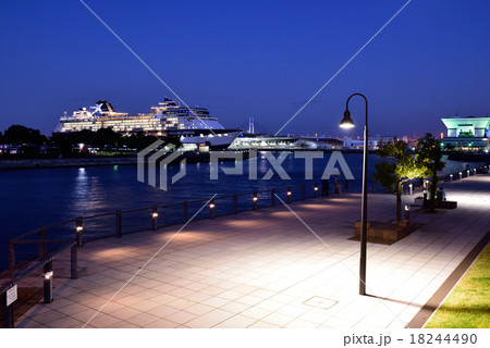 横浜・みなとみらい地区の夜景 横浜・みなとみらい地区の夜景 18244490