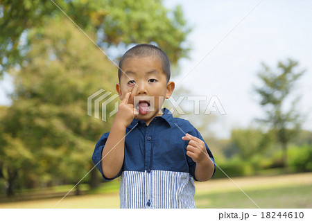 4歳男の子 ポートレート あっかんべーをするの写真素材