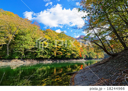 青空が広がる世界遺産の十二湖・鶏頭場の池 18244966