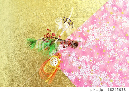 年賀状背景素材 和紙2種 桜柄 金凹凸和紙 に赤い実の絡みつく松の枝に水引の鶴亀 横位置ハガキ対応比の写真素材