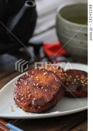 砂糖醤油の手作りのかぼちゃ団子と鉄瓶と緑茶 18245198
