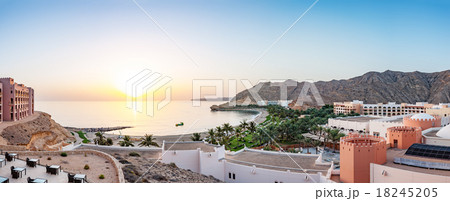 日の出(オマーン、マスカット) 18245205