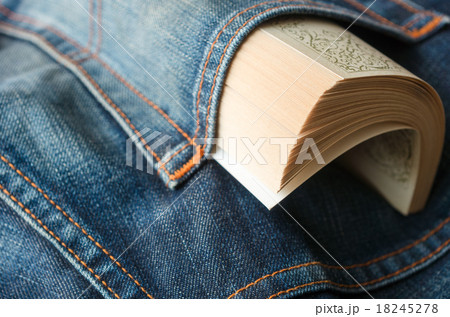 丸めてポケットに入れた文庫本 丸めてポケットに入れた文庫本 18245278