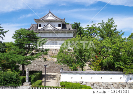 櫓が聳える福山城の石垣の景色 18245532