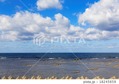 五能線車窓からの海辺の風景 18245659