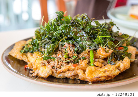 omelette with basil pork 18249301