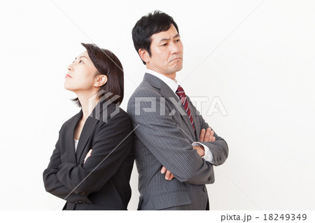 ケンカする男女ミドルビジネスマン 18249349