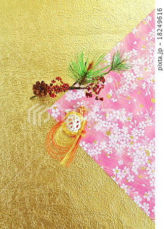 年賀状背景素材 赤い実の絡みつく松に水引の亀 和紙2種 桜柄 金凹凸和紙 バック縦位置ハガキ対応比の写真素材