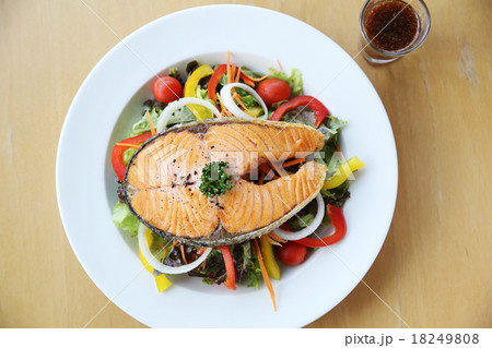 salmon steak with salad 18249808
