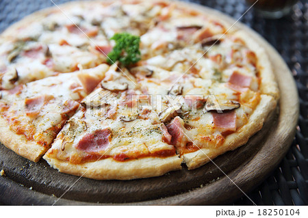 Pizza ham and mushroom 18250104