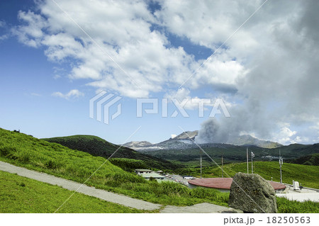 阿蘇山火口の噴煙 18250563