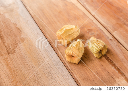 cape gooseberry on the wood board 18250720