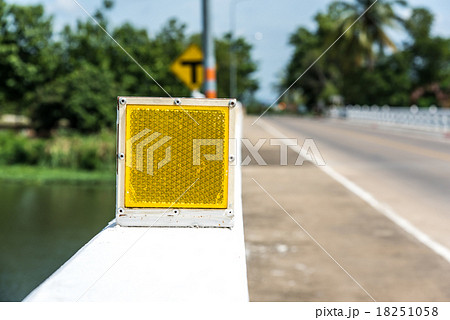 yellow color light reflector 18251058