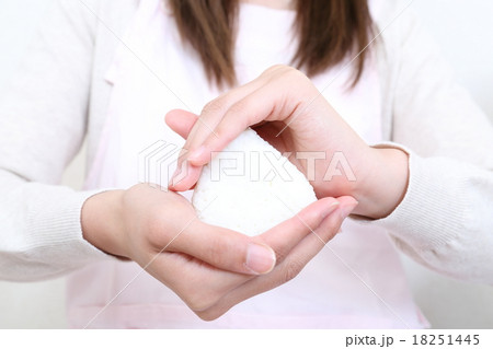 おにぎりを握る女性の手の写真素材