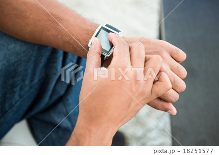 Man using smart watch 18251577