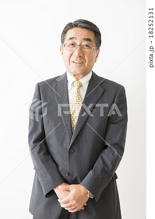 スーツを着たシニア男性 18252131