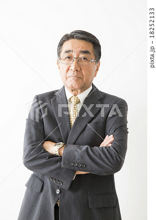 スーツを着たシニア男性 18252133