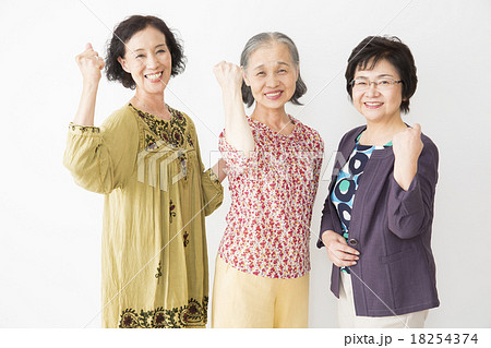 ポートレート シニア女性3人 ポートレート シニア女性3人 18254374