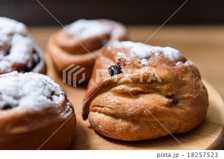 bun with currants bun with currants 18257523