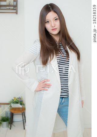 クールな女性 クールな女性 18258359