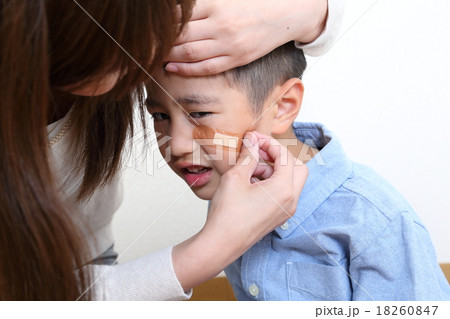 怪我した子供と手当てするお母さん 18260847